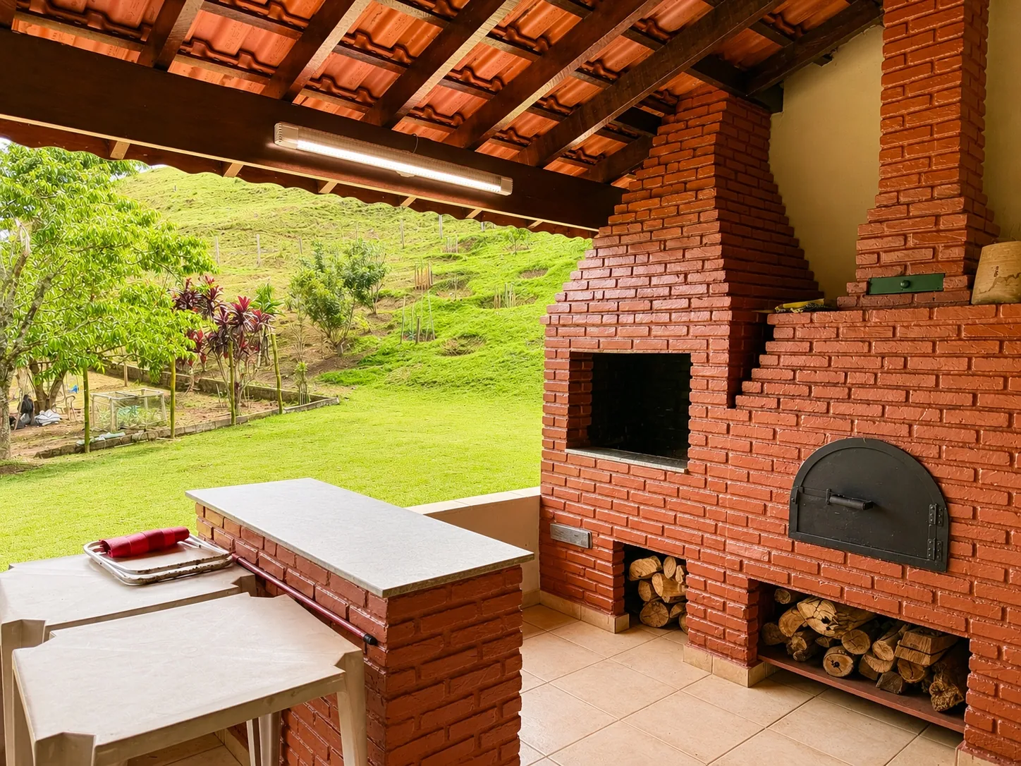Área de churrasqueira com forno a lenha
